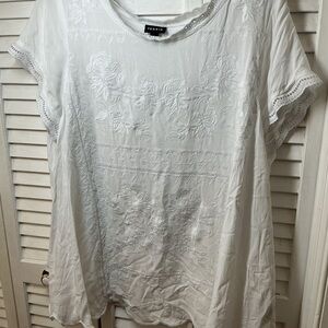 Torrid White Embroidered Women's Top Size 2/2X